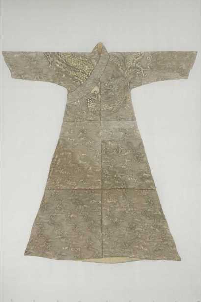 彭薇 2006年作 龙袍 立轴 268 by 180.3 cm